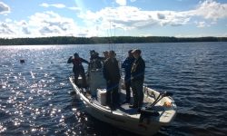 kuha 700 pro kalastusvene, jossa 6 miestä seisoo kannella