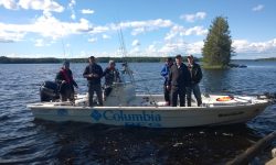 kuha 700 pro kalastusvene, jossa 6 miestä seisoo kannella